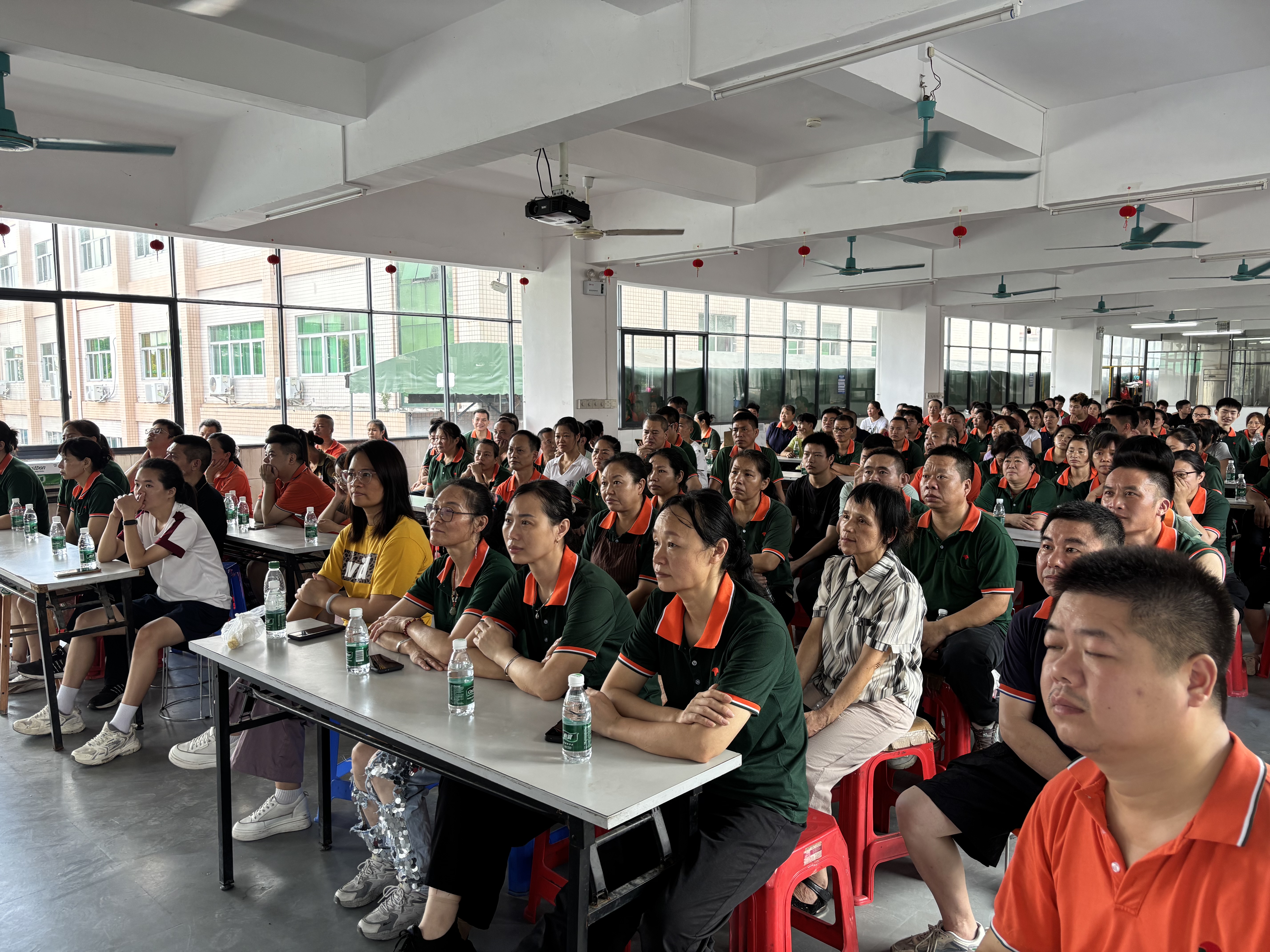 銘記偉大勝利，捍衛(wèi)和平正義——紀(jì)念中國人民抗日戰(zhàn)爭暨世界反法西斯戰(zhàn)爭勝利80周年閱兵禮贊